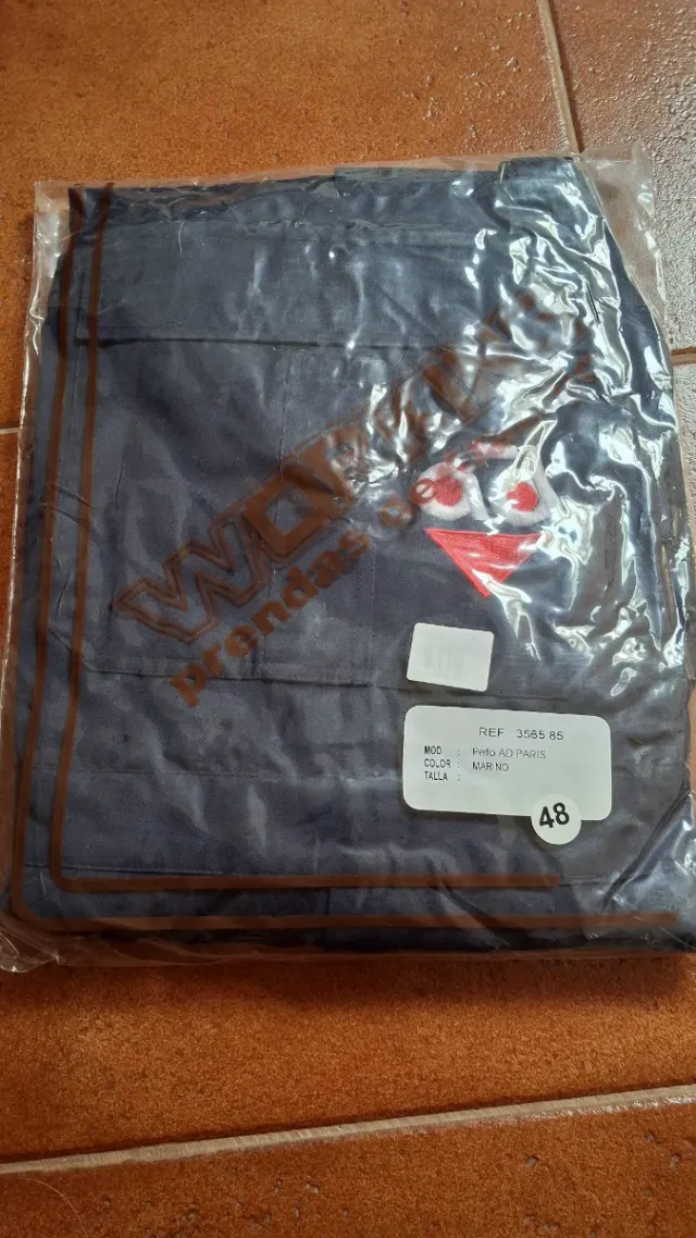 Jardineiras de trabalho azuis e vermelhas