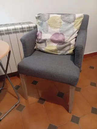 Butaca gris con cojín