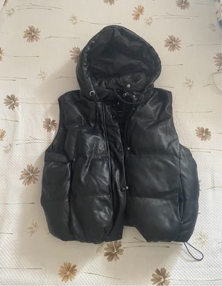 Chaleco acolchado negro con capucha efecto cuero 