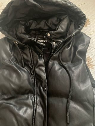 Chaleco acolchado negro con capucha efecto cuero 
