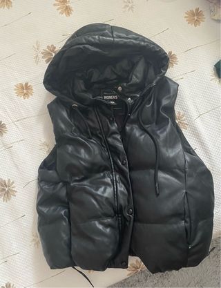 Chaleco acolchado negro con capucha efecto cuero 