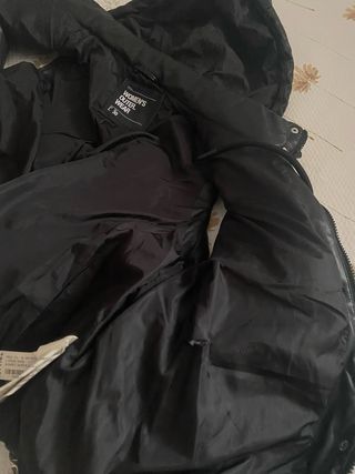Chaleco acolchado negro con capucha efecto cuero 