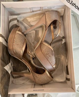 Sandalias tacón oro pedrería