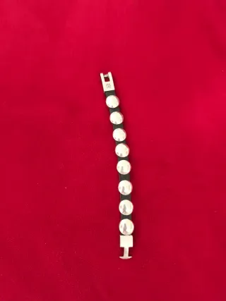 Pulsera de cuero con adornos plateados