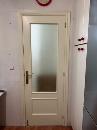 Muebles de cocina blancos con tiradores rojos