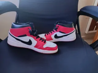 Botas Nike Air Jordan 1 Mid Rojas y Blancas