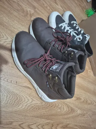 Botas Marrones y Zapatillas Negras