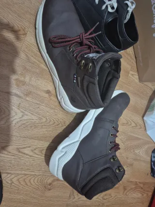Botas Marrones y Zapatillas Negras