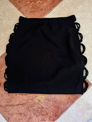 Falda negra con tiras laterales