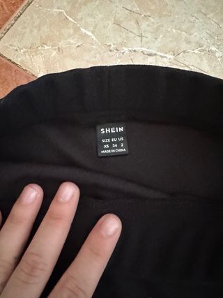 Falda negra con tiras laterales