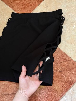 Falda negra con tiras laterales