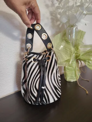 Bombonera de piel con estampado cebra.