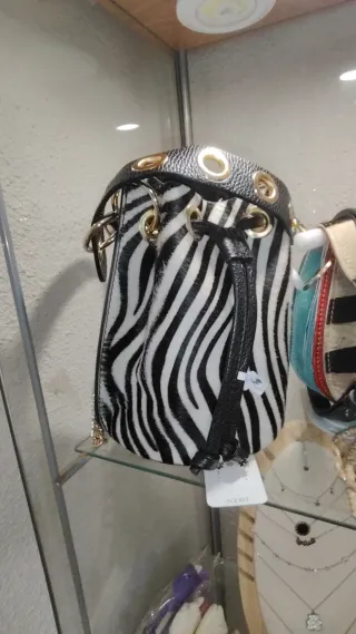Bombonera de piel con estampado cebra.