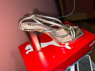 Tacones dorados de fiesta, un solo uso