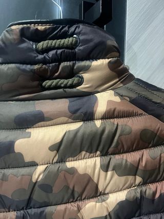 Chaqueta de plumas con camuflaje
