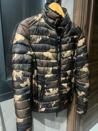 Chaqueta de plumas con camuflaje