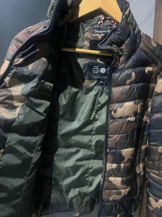 Chaqueta de plumas con camuflaje