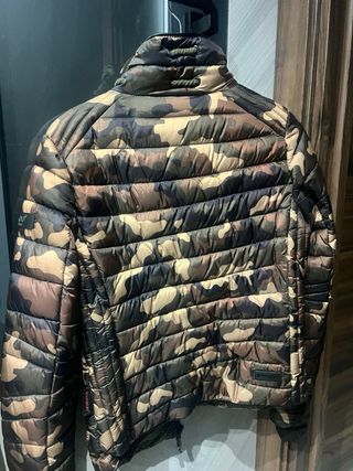 Chaqueta de plumas con camuflaje