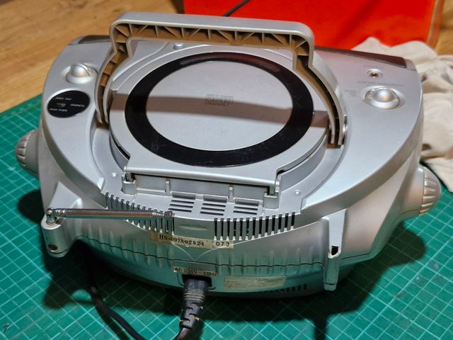 Radio CD portátil roadstar CDR 2204