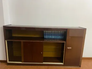 Mueble de salón madera y cristal