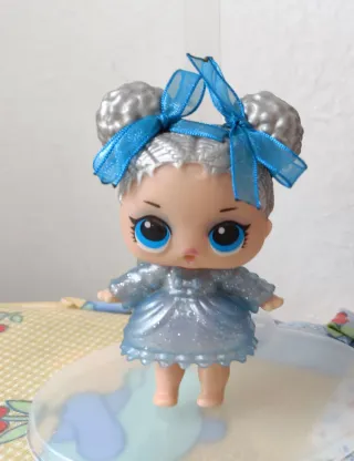 Muñeca LOL con vestido azul brillante