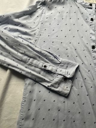 Camisa niño azul estampada