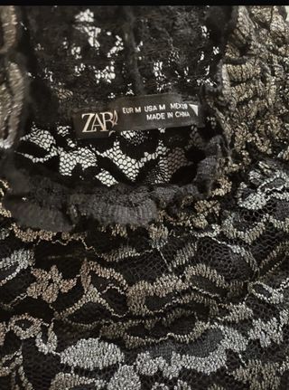 Blusa Zara encaje cuello alto manga corta