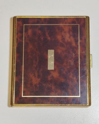 Estuche de metal y falso carey