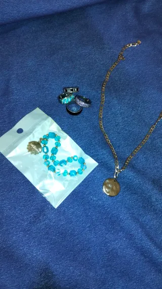 Pack pulsera, cadena oro y 4 anillos