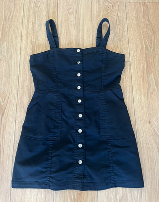 Vestido negro vaquero tipo pichi con botones H&M