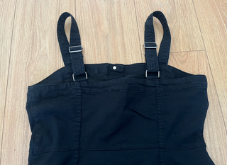 Vestido negro vaquero tipo pichi con botones H&M