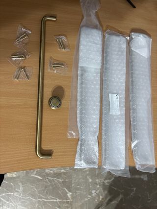 Tiradores y pomos dorados para puertas