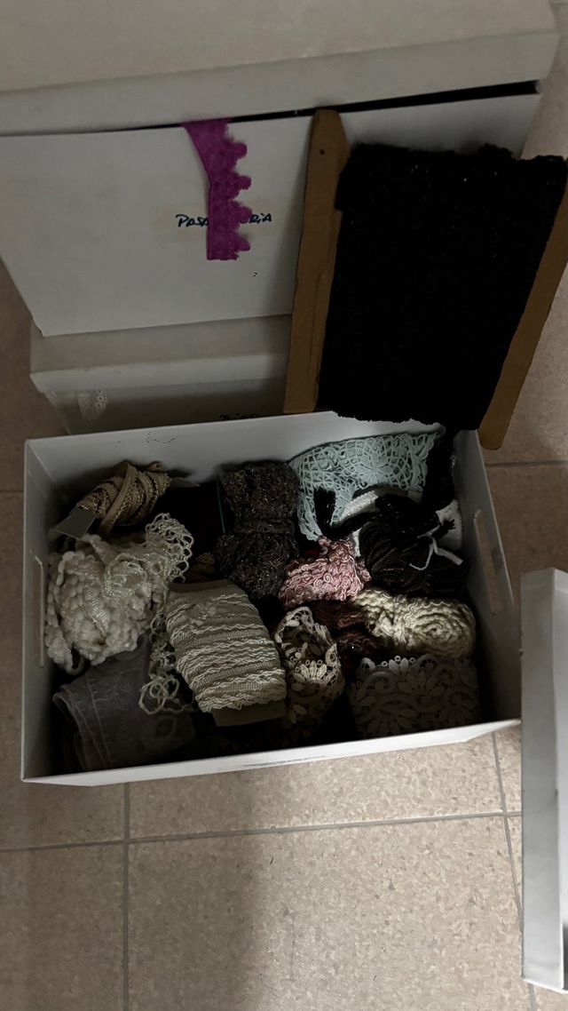 Pasamanería negra marrón gris rosa