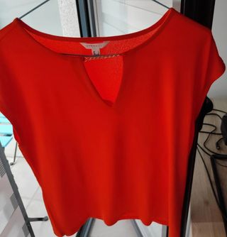 Blusa Cortefiel escote pico detalle cadena 