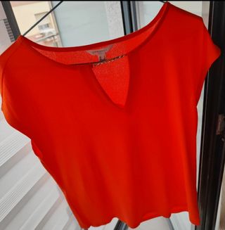 Blusa Cortefiel escote pico detalle cadena 