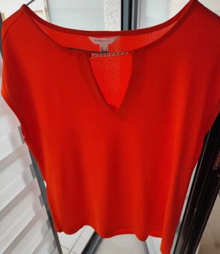 Blusa Cortefiel escote pico detalle cadena 
