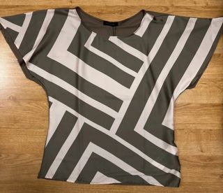 Blusa verde militar con estampado geométrico