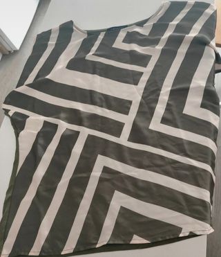 Blusa verde militar con estampado geométrico