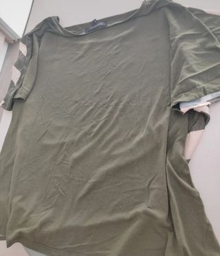 Blusa verde militar con estampado geométrico