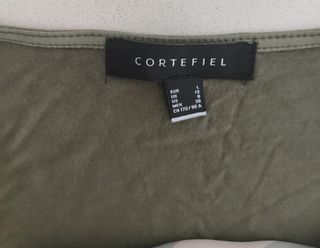 Blusa verde militar con estampado geométrico