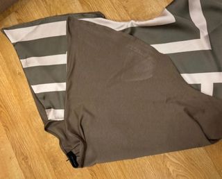 Blusa verde militar con estampado geométrico