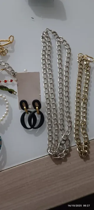 Set bigiotteria: orecchini e collane