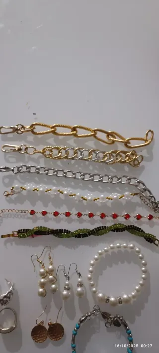 Set bigiotteria: orecchini e collane