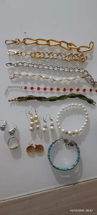 Set bigiotteria: orecchini e collane