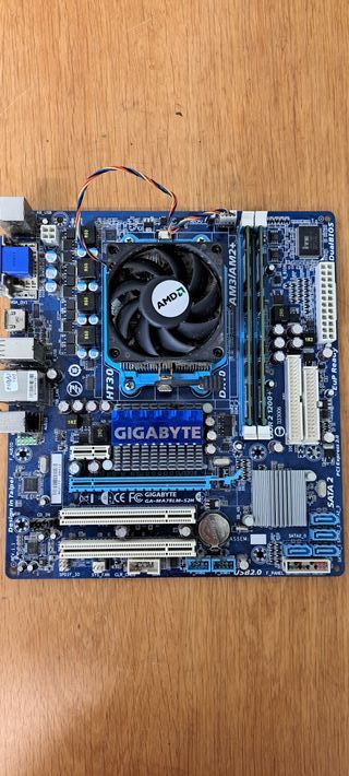 Placa base Gigabyte + procesador AMD + 4 GB RAM