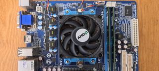 Placa base Gigabyte + procesador AMD + 4 GB RAM