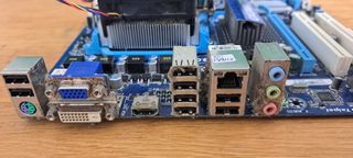 Placa base Gigabyte + procesador AMD + 4 GB RAM