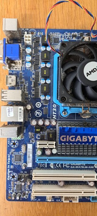 Placa base Gigabyte + procesador AMD + 4 GB RAM