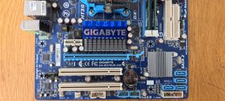 Placa base Gigabyte + procesador AMD + 4 GB RAM