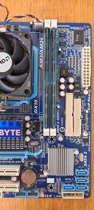 Placa base Gigabyte + procesador AMD + 4 GB RAM
